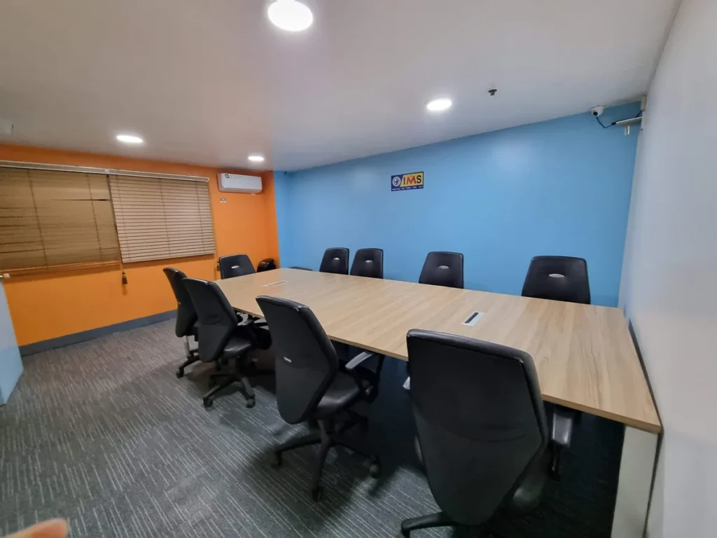 필리핀 세부 IMS어학원 그룹 수업실 회의 테이블과 검은 의자