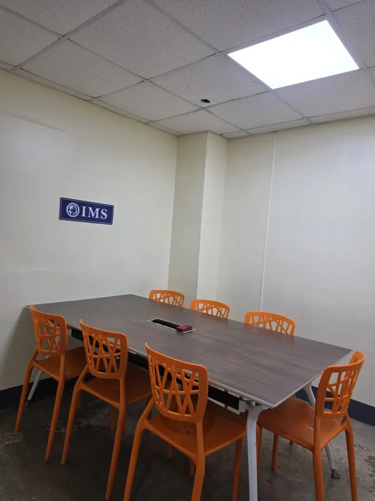 필리핀 세부 IMS어학원 그룹 수업실 테이블과 주황 의자 여러 개