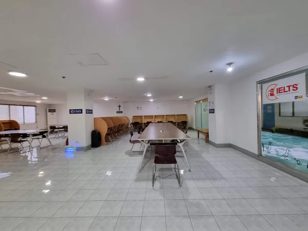 필리핀 세부 IMS어학원 자습실 칸막이 책상과 긴 테이블