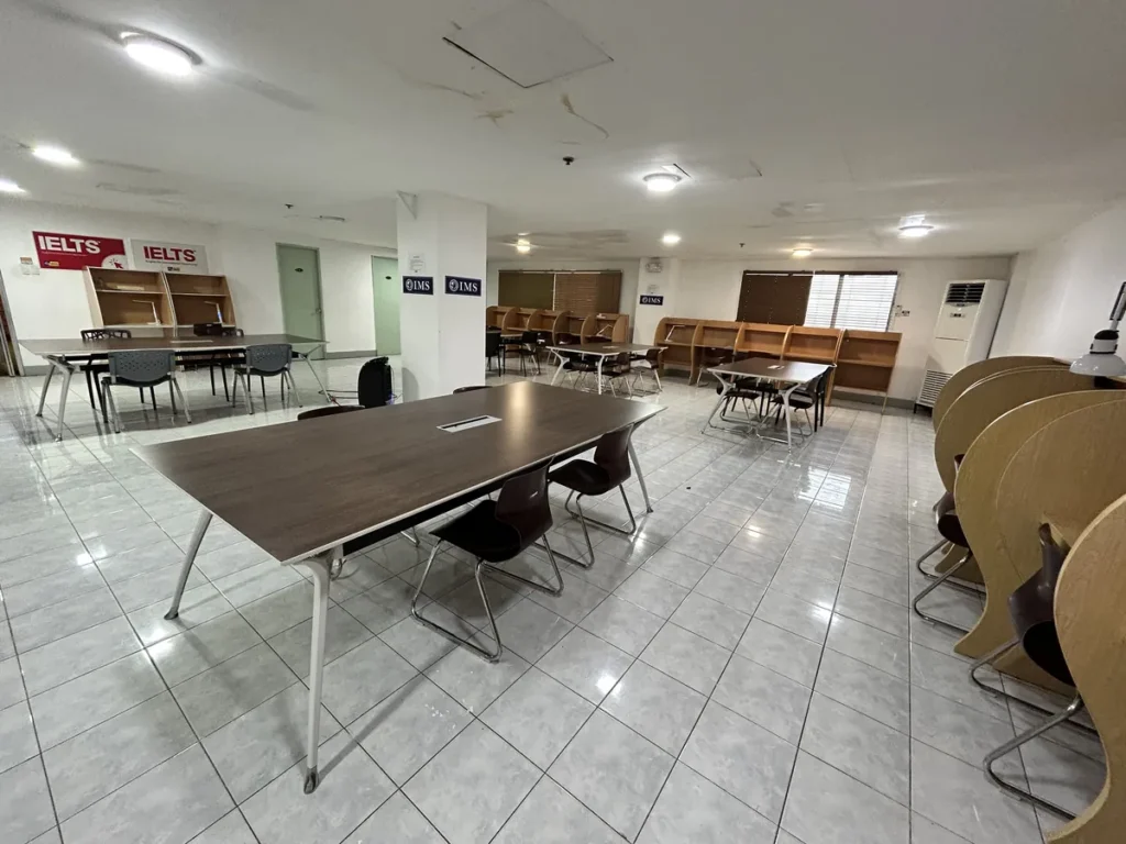 필리핀 세부 IMS어학원 자습실 IELTS 부스와 긴 테이블