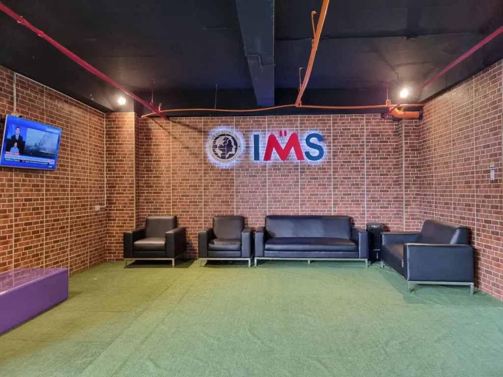필리핀 세부 IMS어학원 휴게공간 벽돌 벽 IMS 로고와 소파