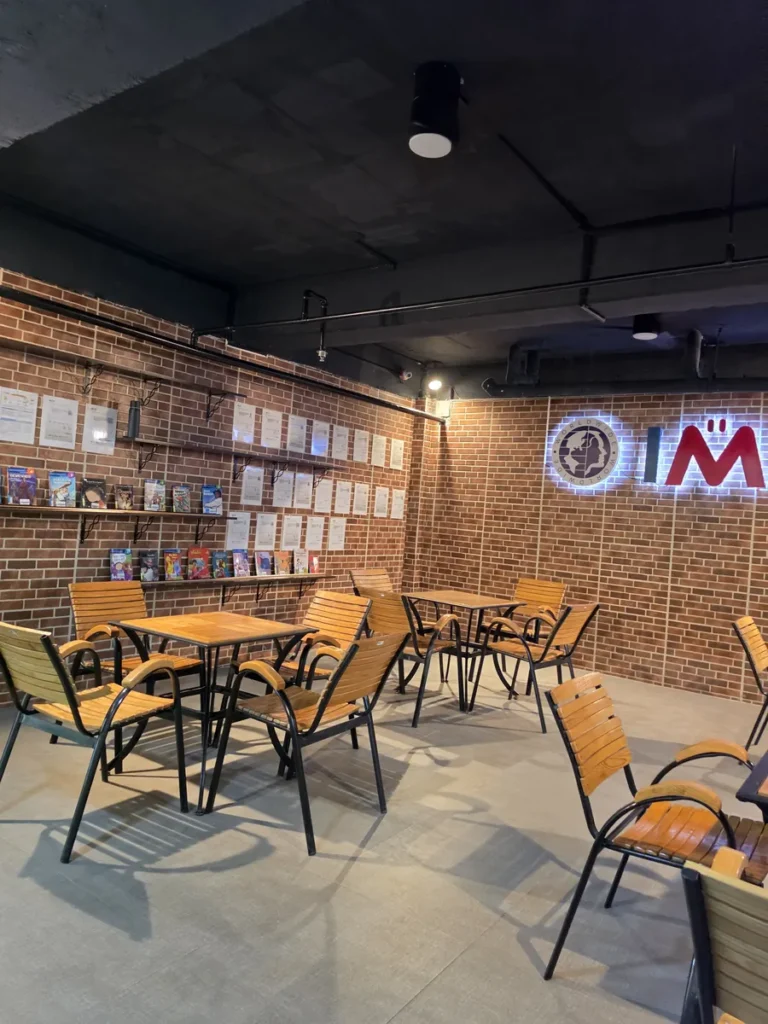 필리핀 세부 IMS어학원 휴게공간 벽돌 벽 카페와 도서 선반