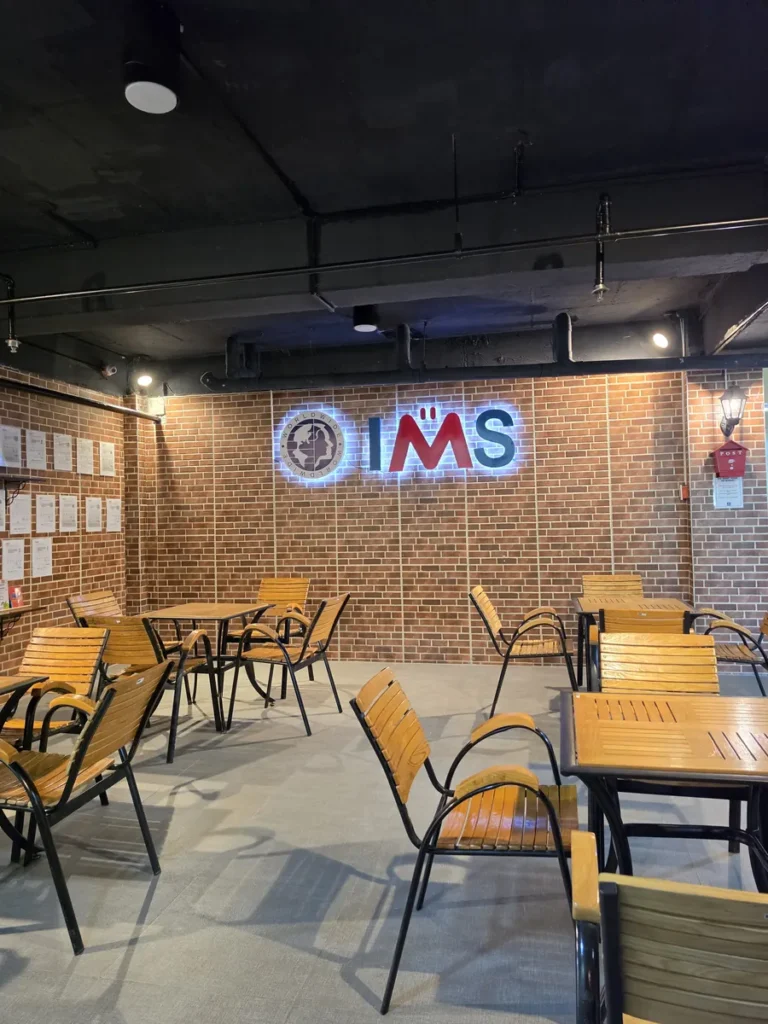 필리핀 세부 IMS어학원 휴게공간 벽돌 벽 IMS 로고 카페