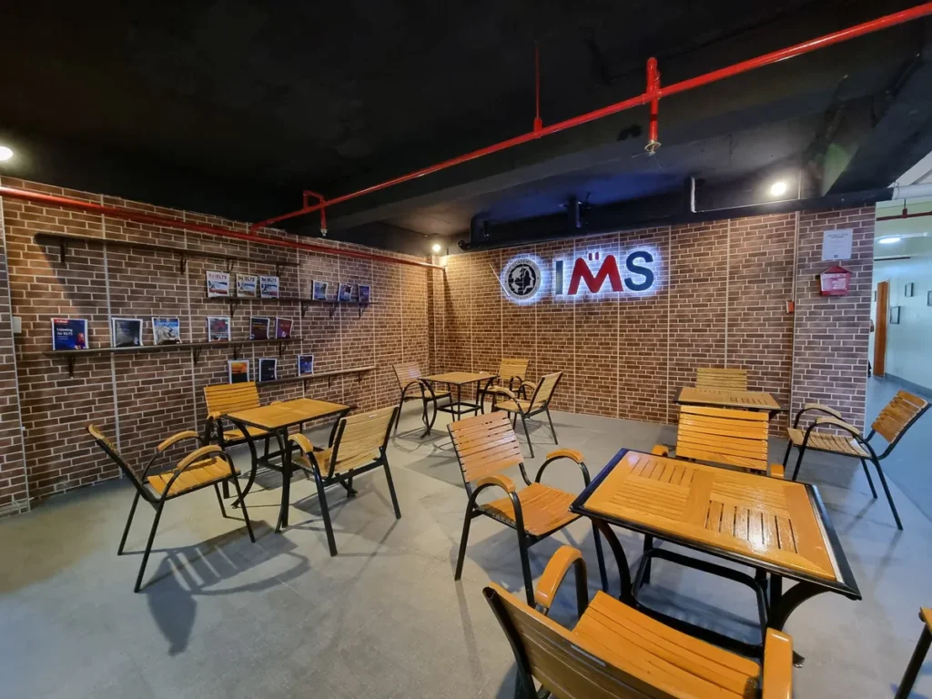 필리핀 세부 IMS어학원 휴게공간 벽돌 벽 IMS 로고와 카페