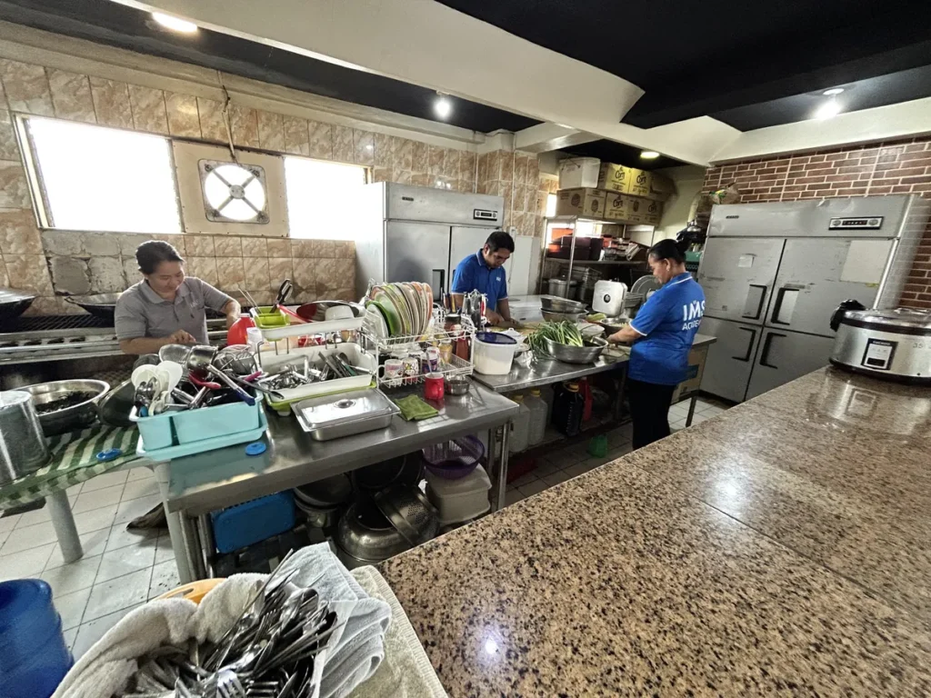 필리핀 세부 IMS어학원 식당 주방에서 조리하는 직원들