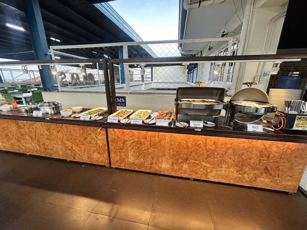 필리핀 세부 IMS어학원 식당 뷔페식 배식대와 메뉴 트레이