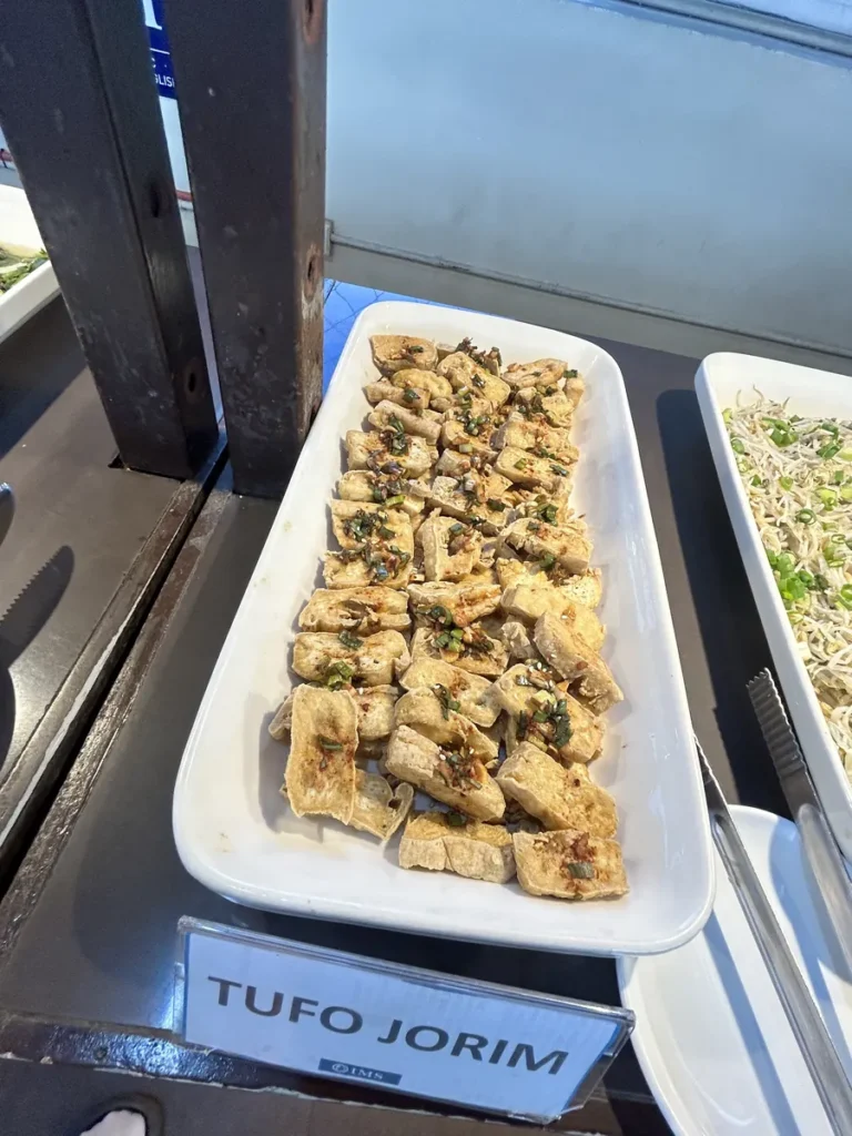 필리핀 세부 IMS어학원 식사 두부조림 반찬 접시