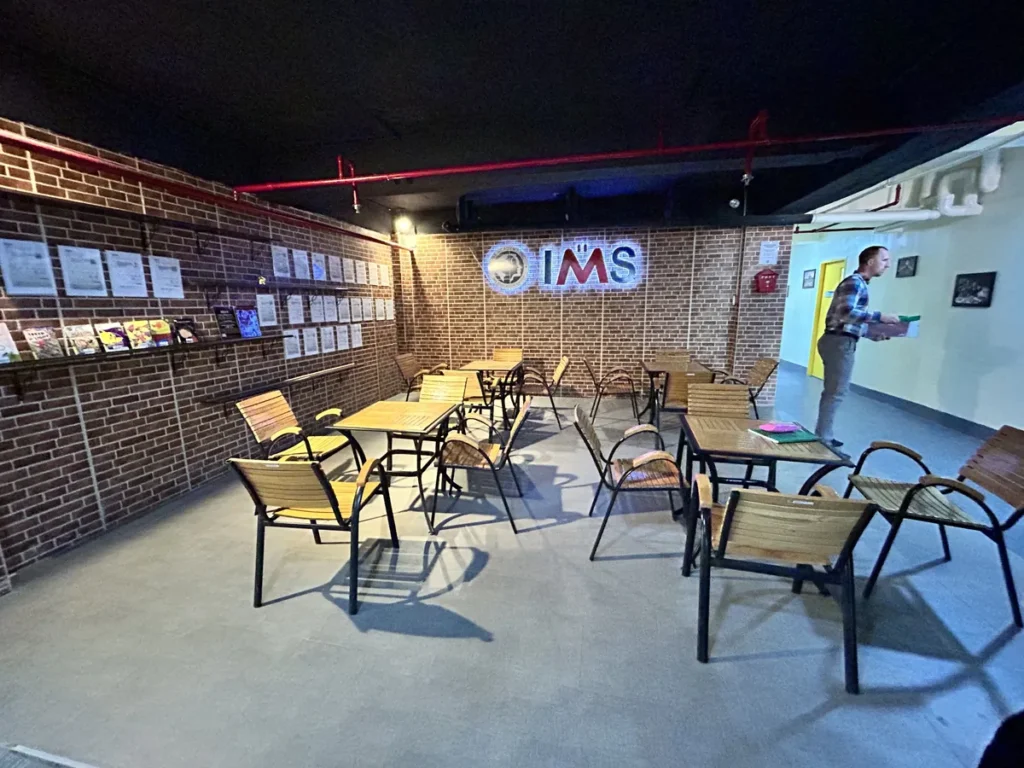 필리핀 세부 IMS어학원 입구로비 벽돌벽 IMS 로고 라운지
