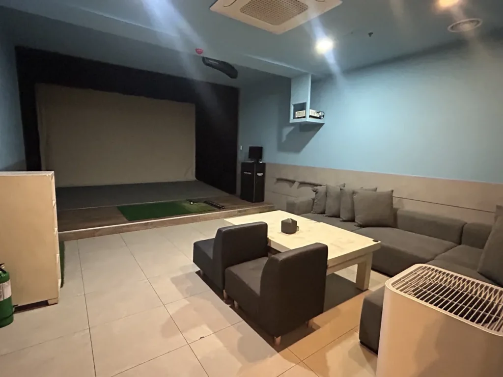필리핀 세부 IMS어학원 주변 골프연습장 스크린과 소파