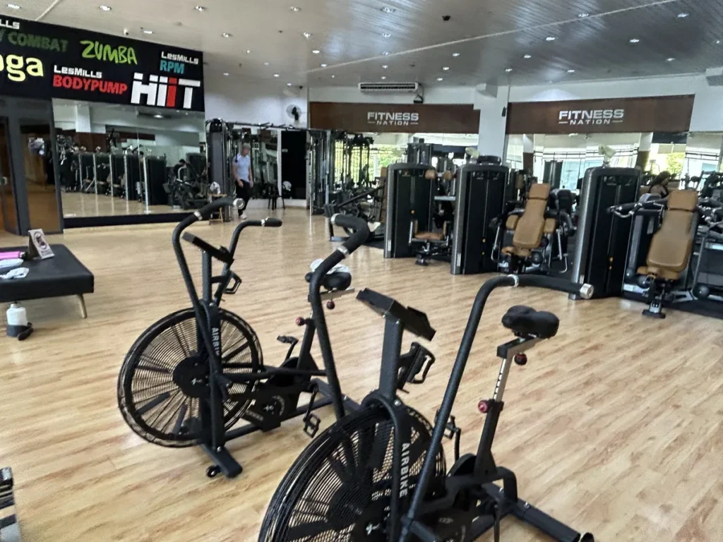 필리핀 세부 IMS어학원 주변 헬스장 에어바이크와 머신