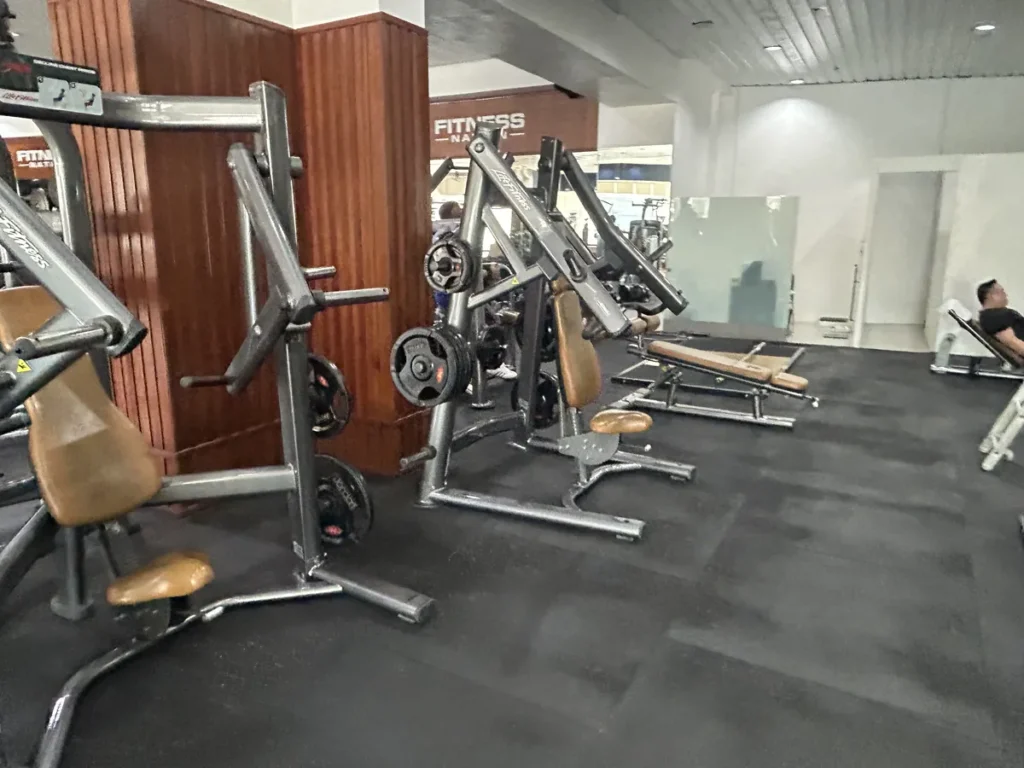 필리핀 세부 IMS어학원 주변 헬스장 플레이트 로딩 머신