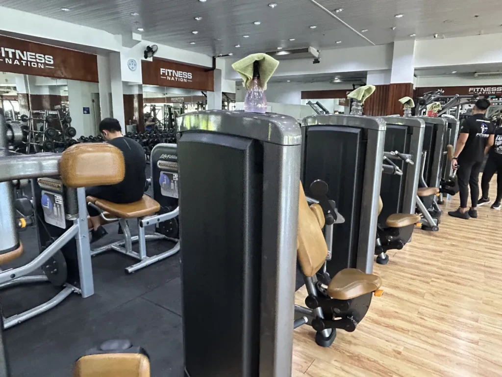 필리핀 세부 IMS어학원 주변 헬스장 머신 라인과 거울벽