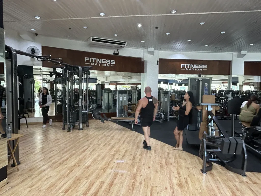 필리핀 세부 IMS어학원 주변 헬스장 회원들이 운동하는 머신홀