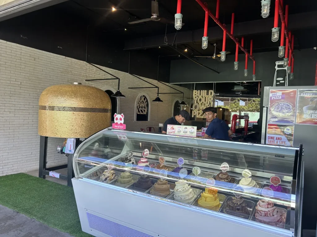 필리핀 세부 IMS어학원 주변 상권 피자 가게 화덕과 젤라또 진열장