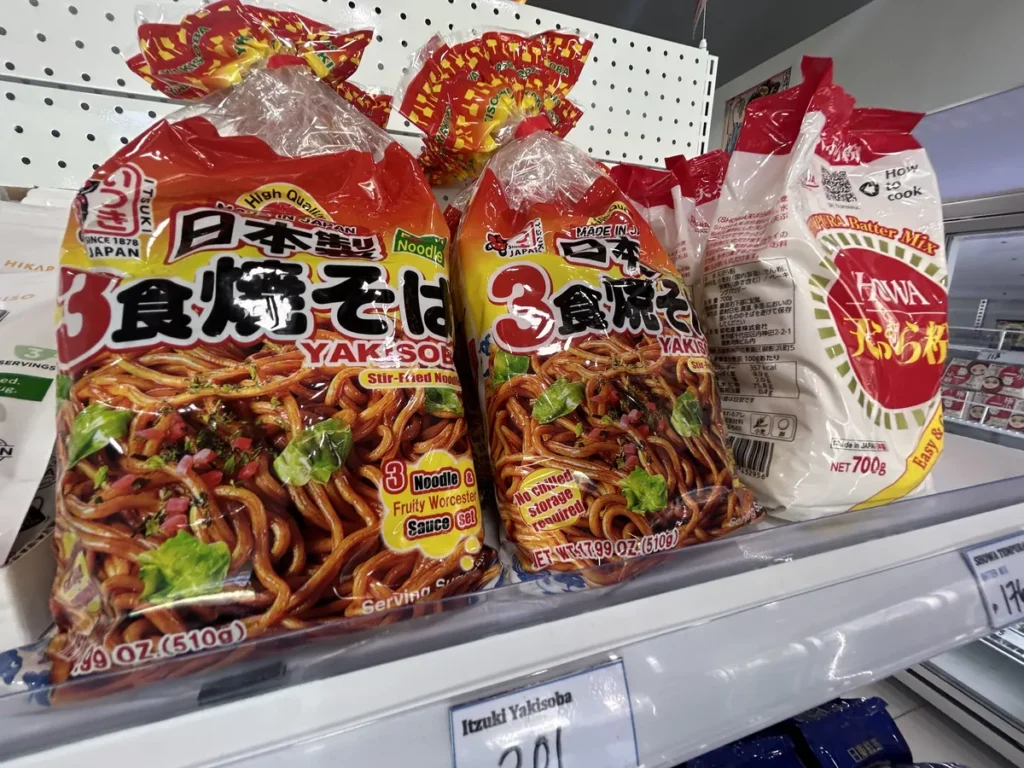필리핀 세부 IMS어학원 주변 상권 일본마트 야끼소바 면류 진열대