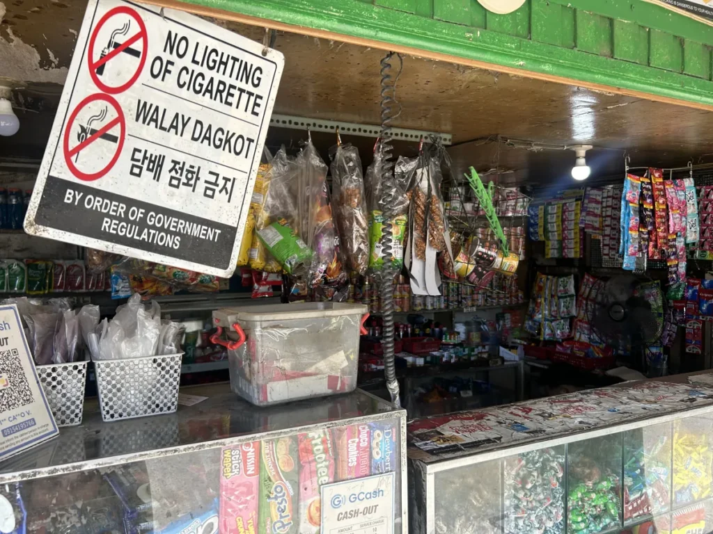 필리핀 세부 IMS어학원 주변 상권 사리사리 가게 금연 안내와 과자
