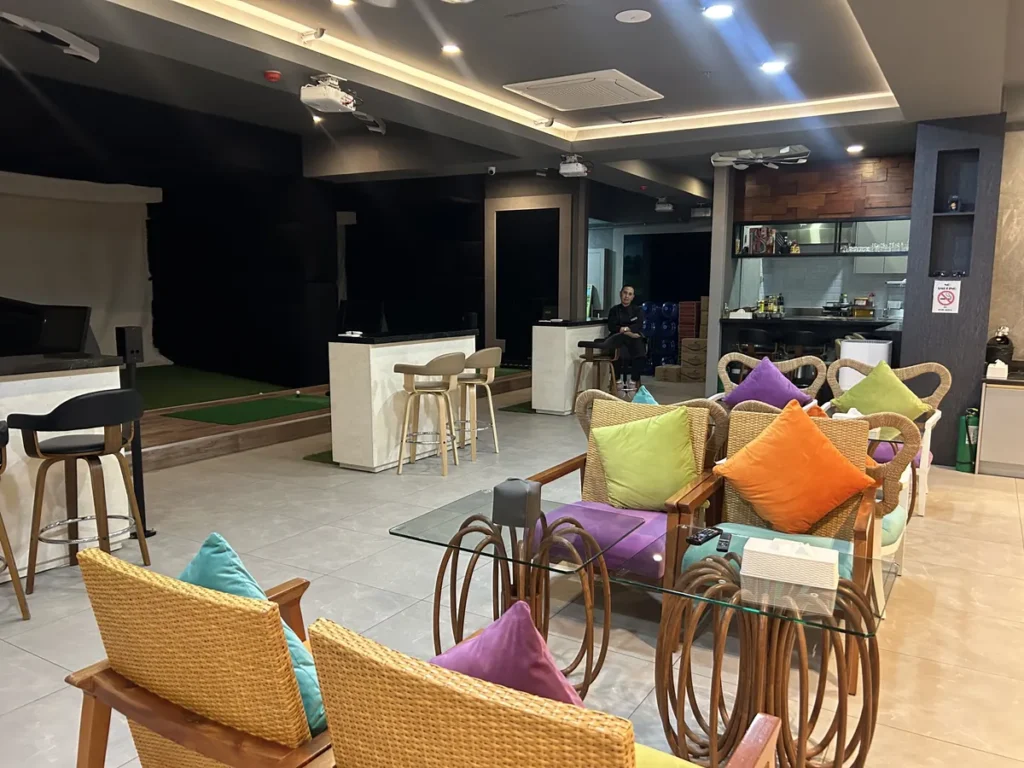 필리핀 세부 IMS어학원 주변 아케이드몰 스크린골프 라운지 좌석