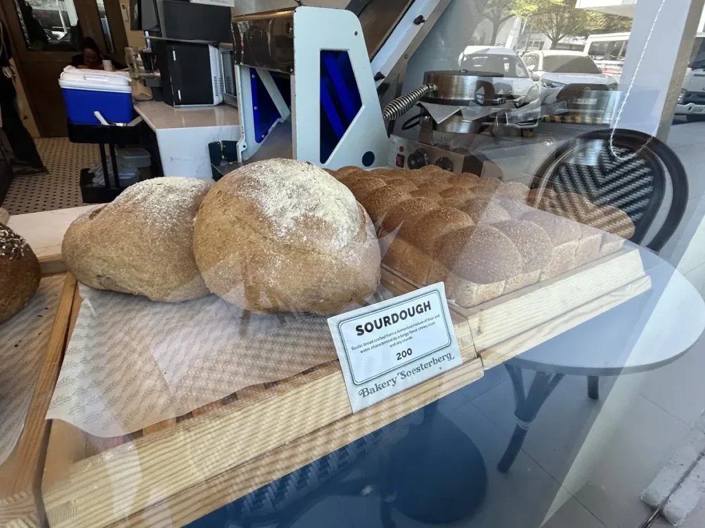 필리핀 세부 IMS어학원 주변 아케이드몰 베이커리 사워도우 빵 진열
