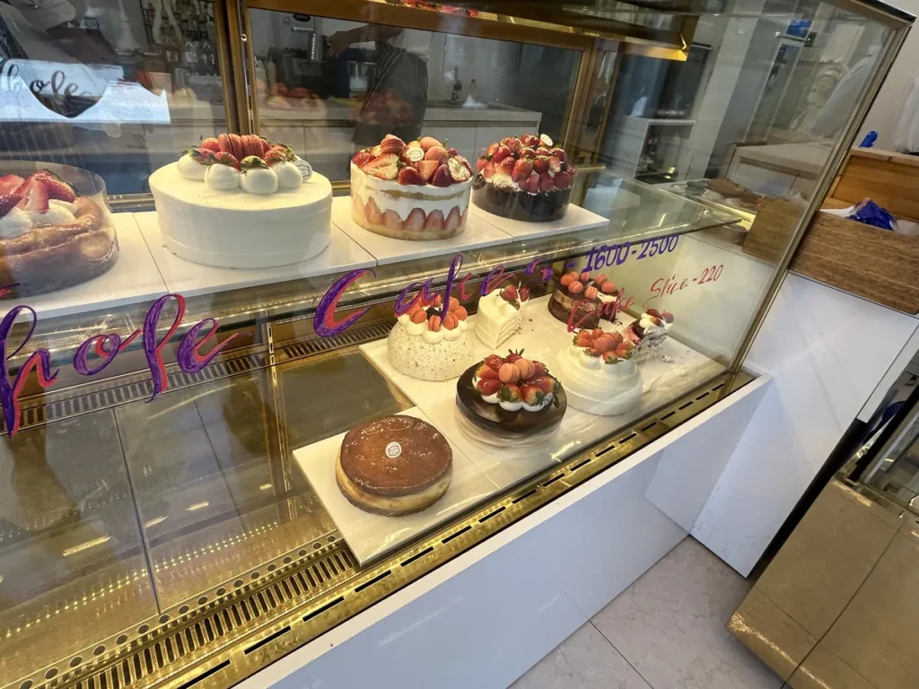 필리핀 세부 IMS어학원 주변 아케이드몰 디저트카페 생크림 케이크 진열