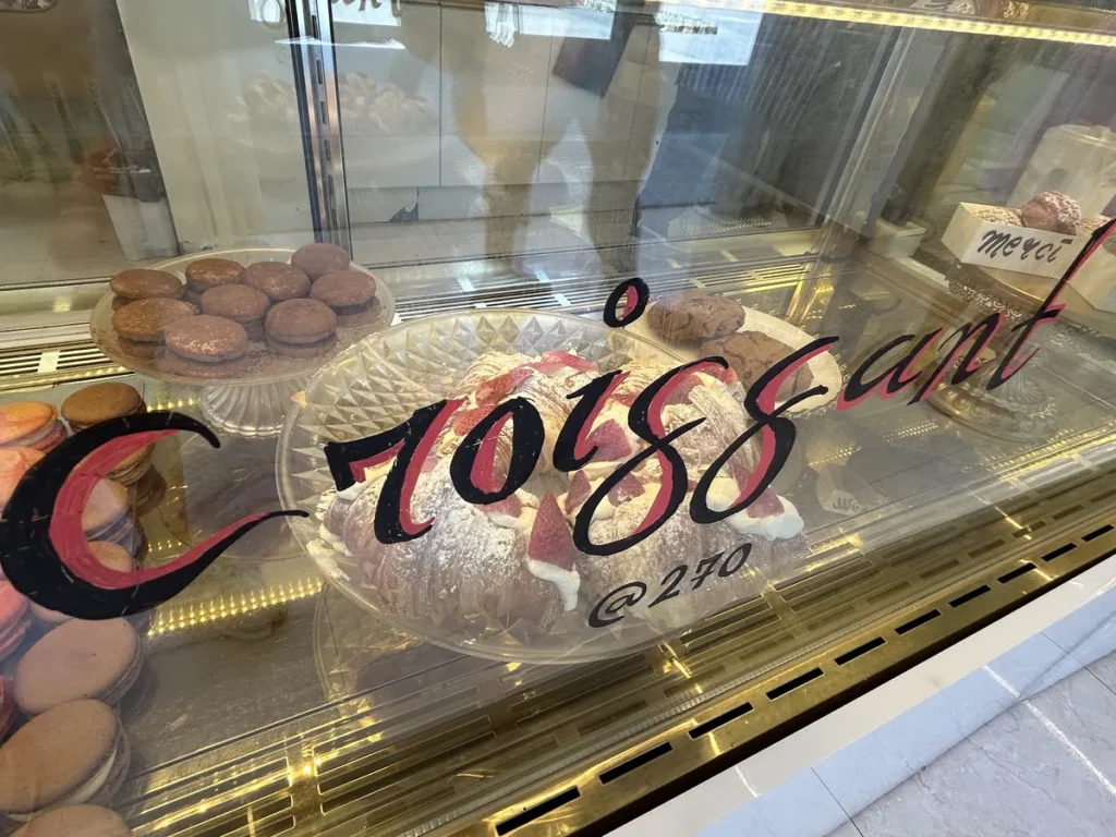 필리핀 세부 IMS어학원 주변 아케이드몰 디저트카페 크루아상 가격 진열