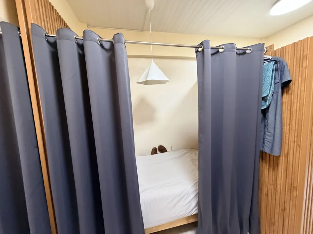 필리핀 바기오 JIC어학원 2인실 회색 암막 커튼 침대 칸막이