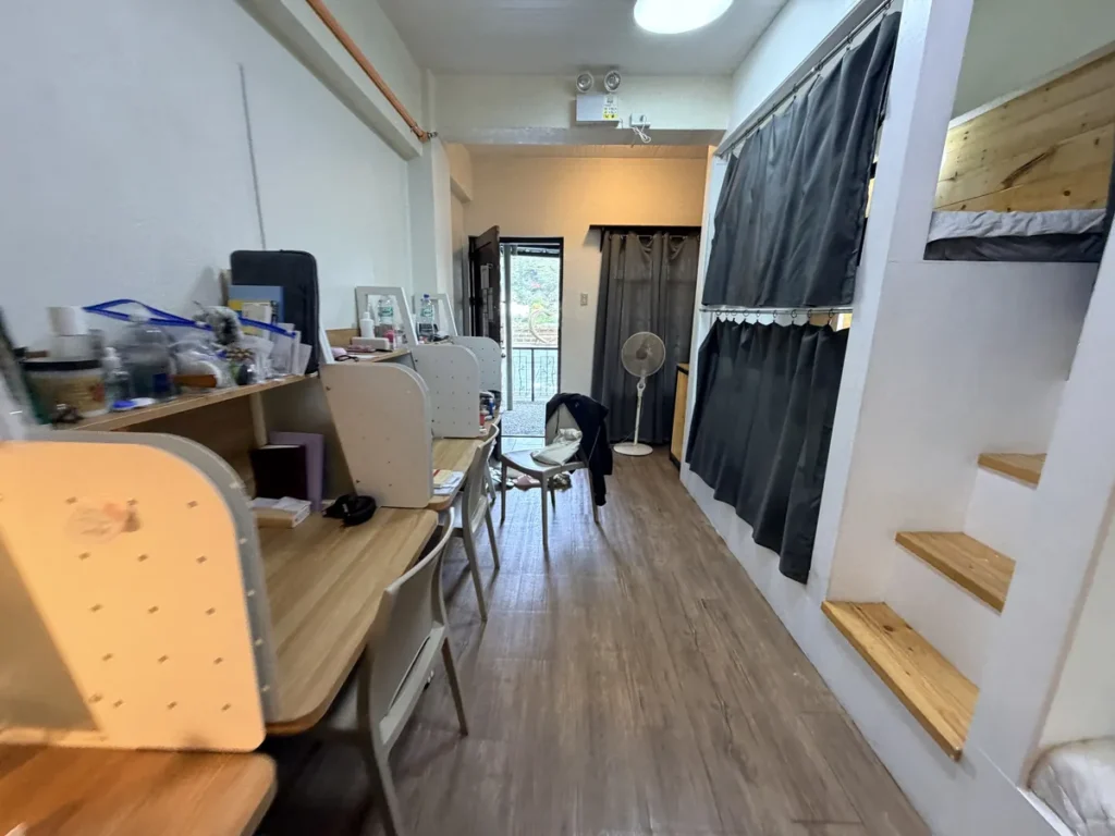 필리핀 바기오 JIC어학원 4인실 스튜디오 책상과 발코니 통로