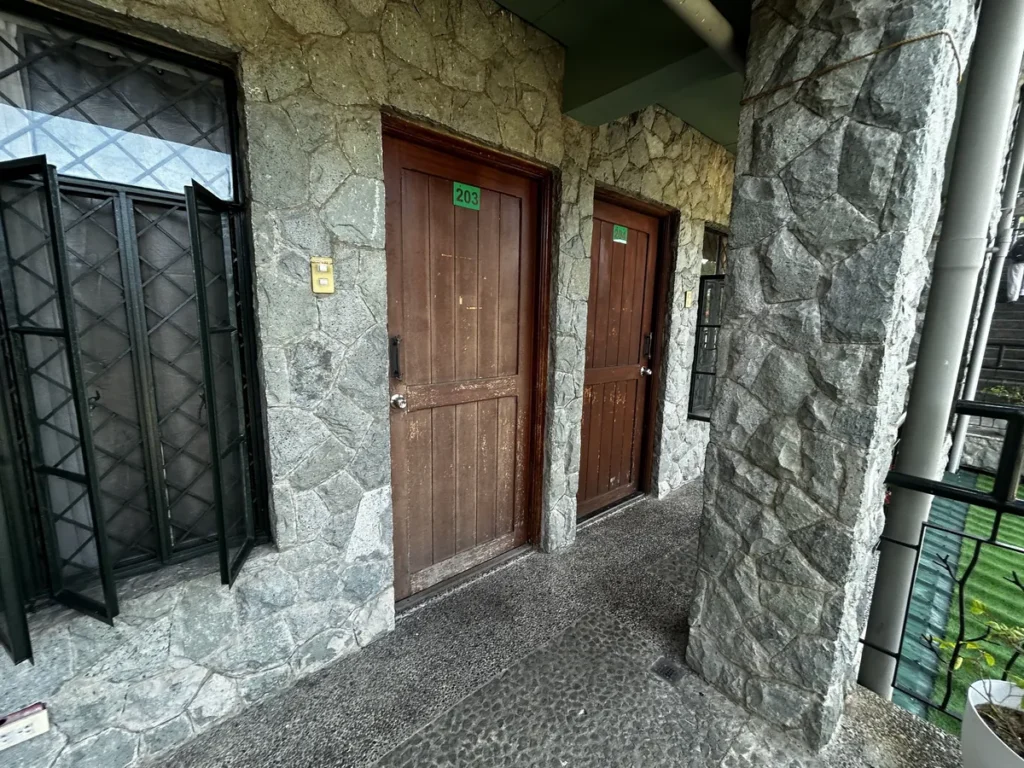 필리핀 바기오 JIC어학원 기숙사 203호 원목 객실 출입문