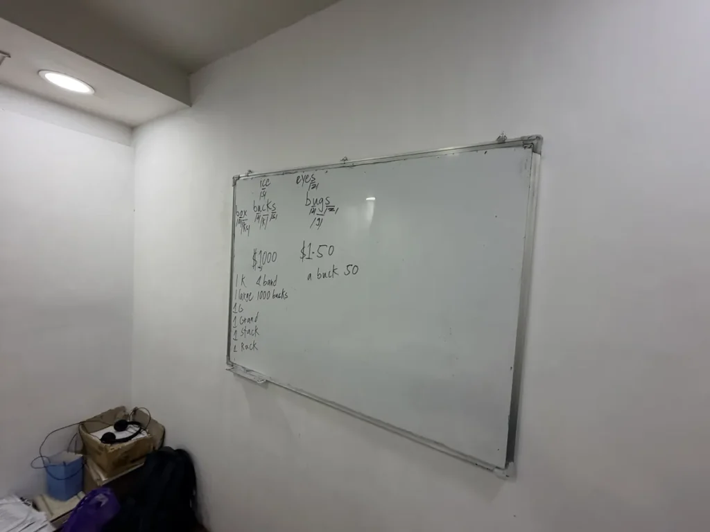 필리핀 바기오 JIC어학원 1대1 수업실 벽걸이 화이트보드