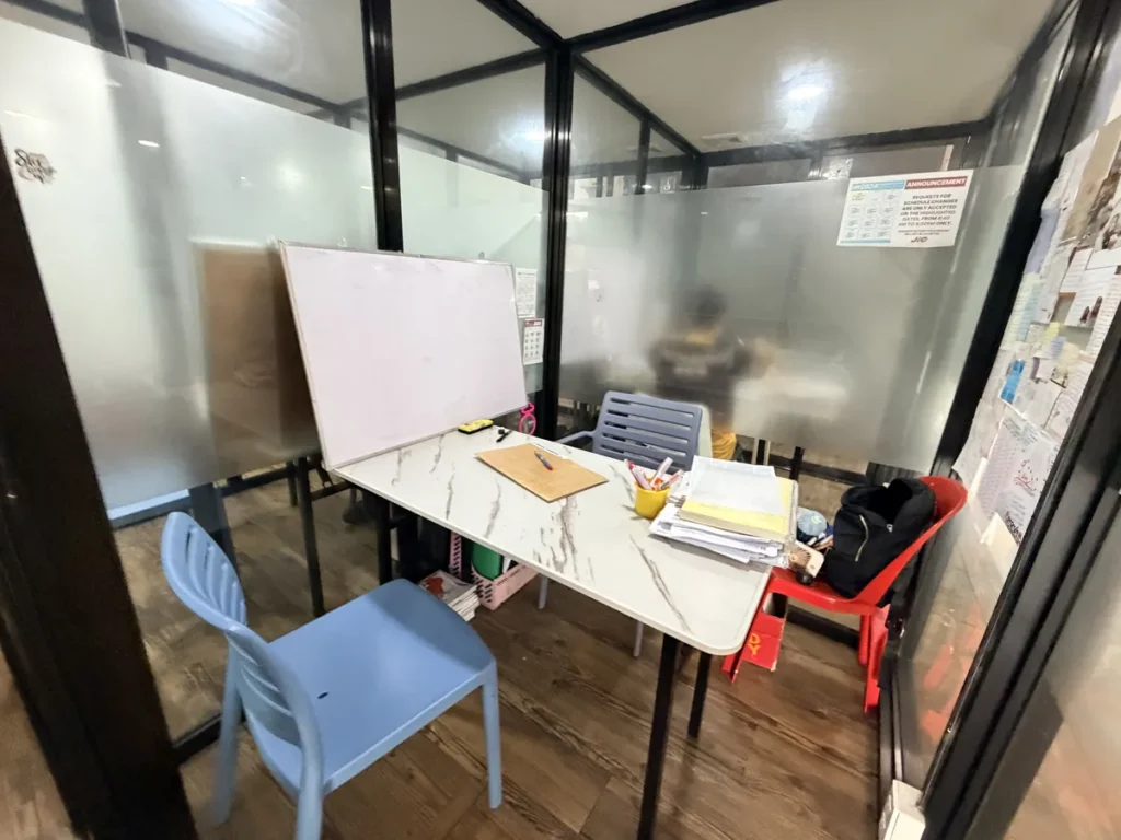 필리핀 바기오 JIC어학원 1대1 수업실 유리 칸막이 책상