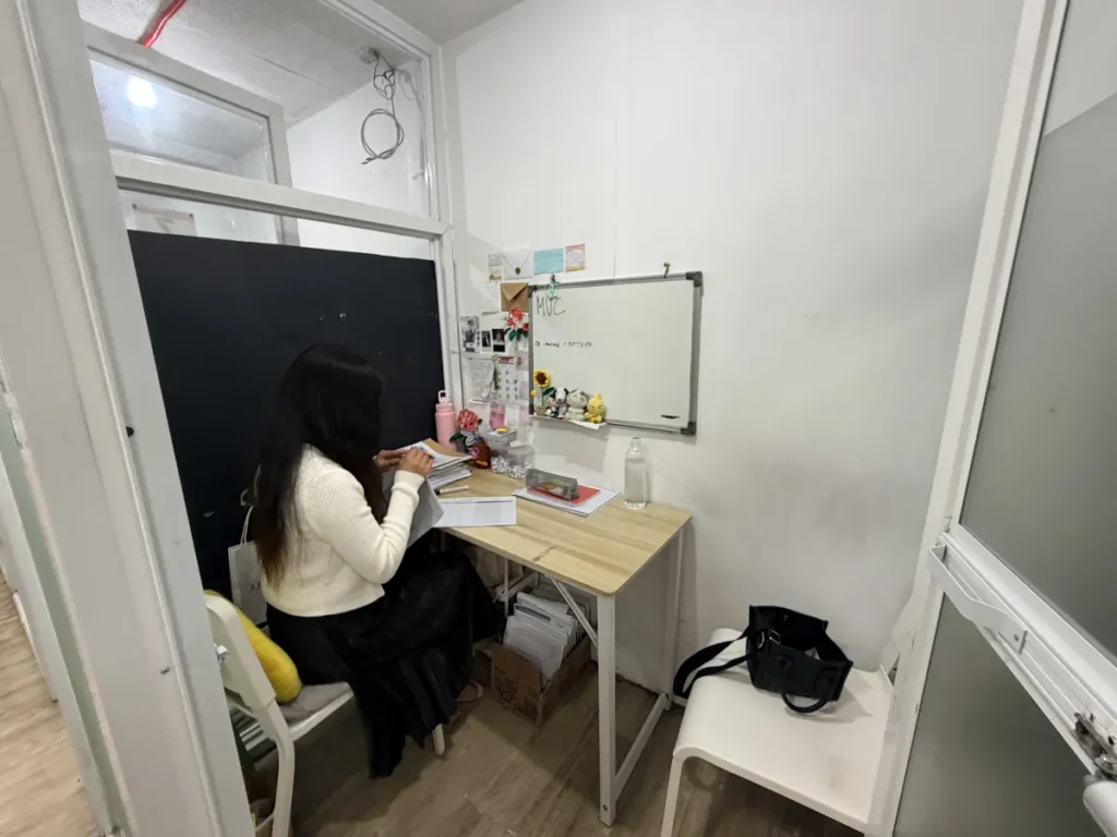 필리핀 바기오 JIC어학원 1대1 수업실 수업 중인 교사와 책상
