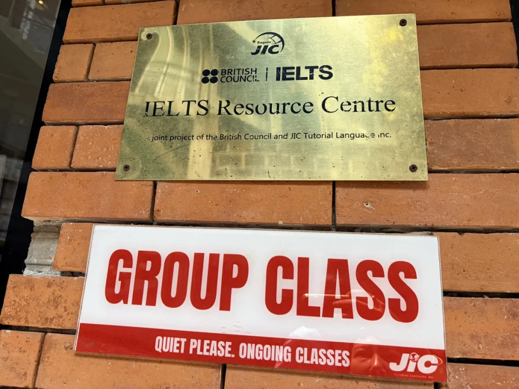 필리핀 바기오 JIC어학원 그룹 수업실 IELTS 자료센터 표지판