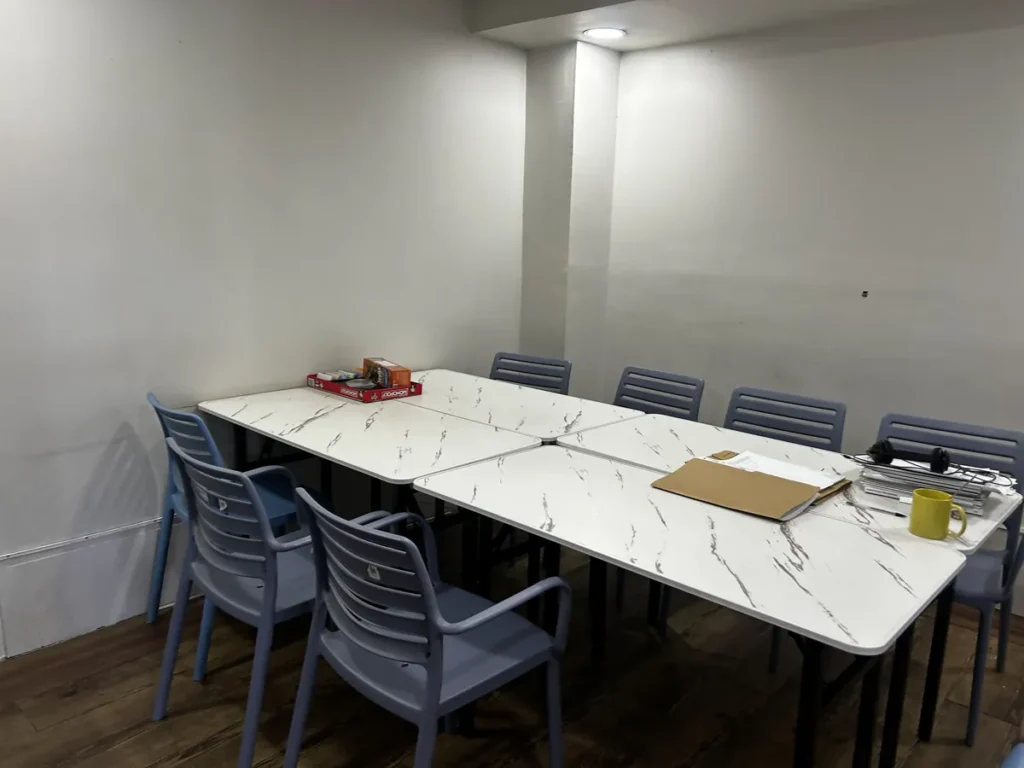 필리핀 바기오 JIC어학원 그룹 수업실 대리석 무늬 테이블