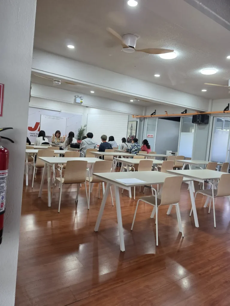 필리핀 바기오 JIC어학원 넓은 다목적 강의실 책상과 의자