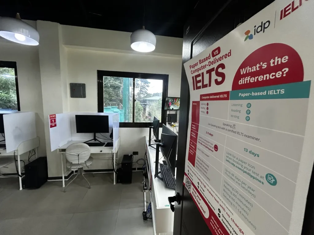 필리핀 바기오 JIC어학원 IELTS 컴퓨터 시험실과 안내 배너