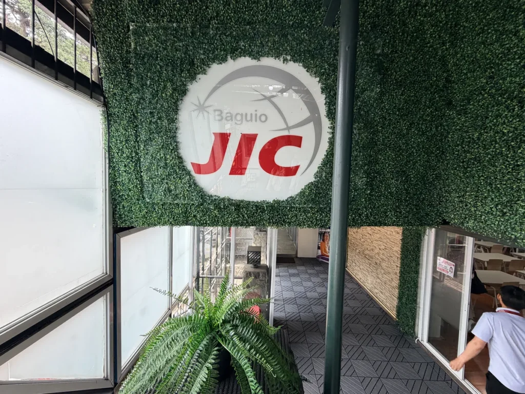 필리핀 바기오 JIC어학원 그린월 JIC 로고와 통로
