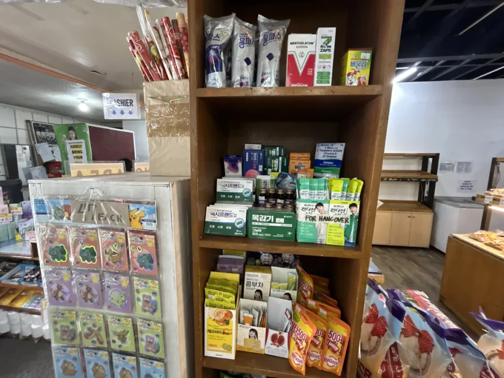 필리핀 바기오 JIC어학원 매점 상비약과 간식 진열 선반