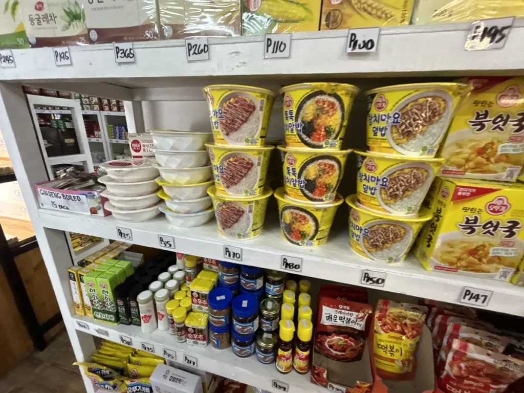 필리핀 바기오 JIC어학원 매점 컵밥과 즉석식품 진열 선반
