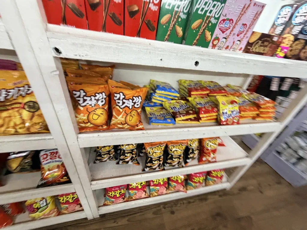 필리핀 바기오 JIC어학원 매점 스낵 진열대 근접 모습