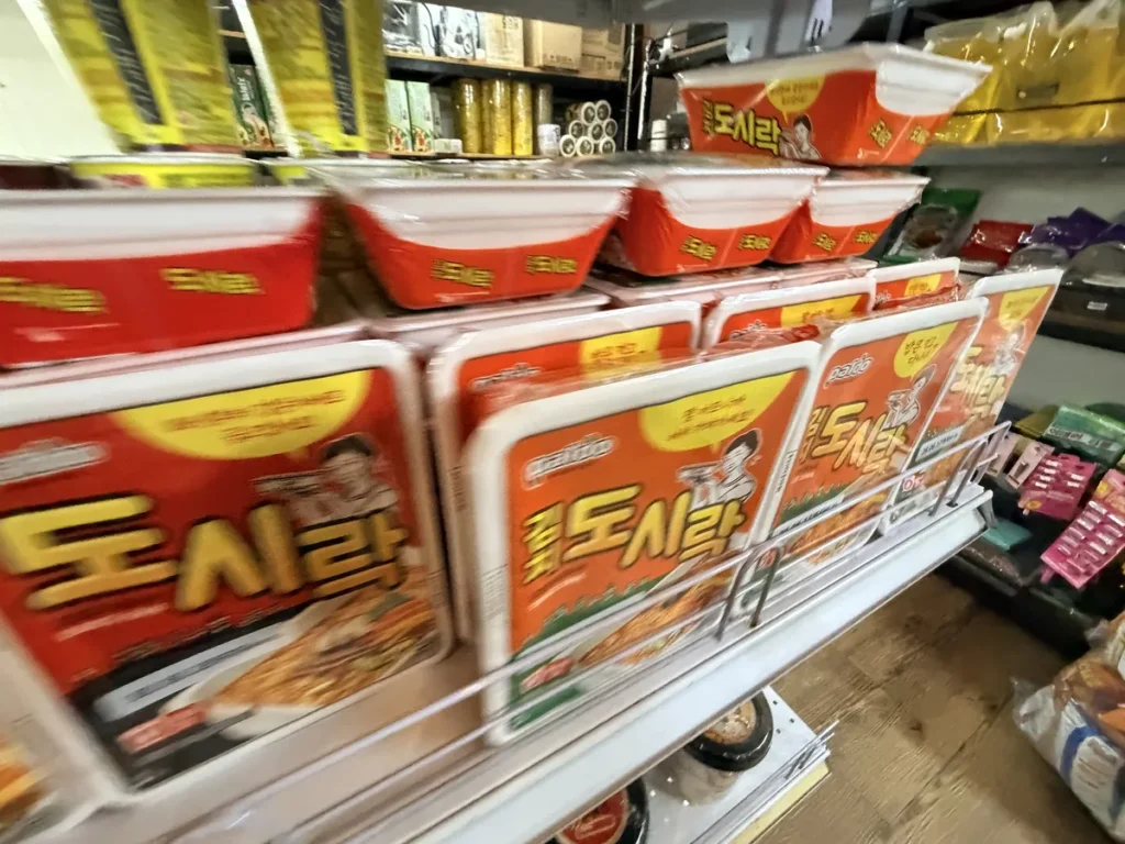 필리핀 바기오 JIC어학원 매점 도시락라면 진열 선반