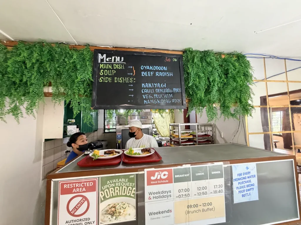 필리핀 바기오 JIC어학원 식당 칠판 메뉴와 배식 카운터