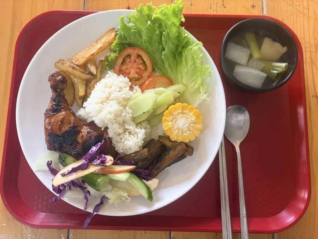 필리핀 바기오 JIC어학원 치킨 바비큐와 밥 옥수수 식판