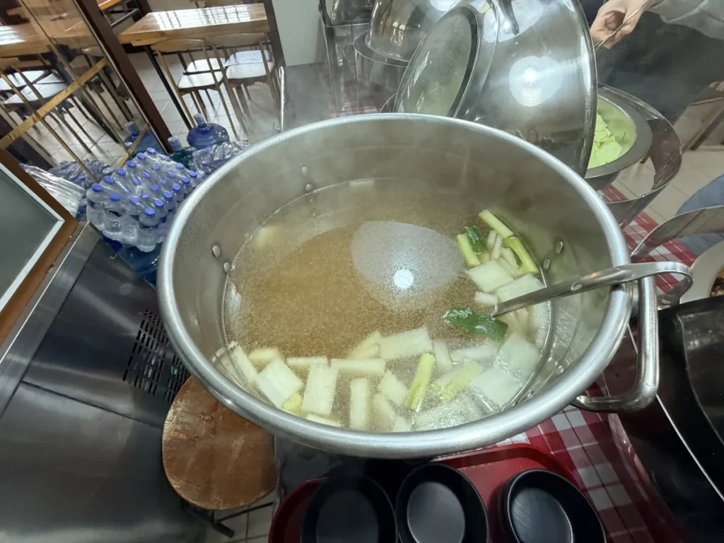 필리핀 바기오 JIC어학원 대형 솥에 끓이는 무 국물