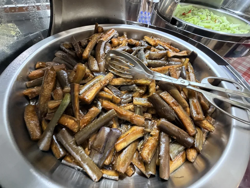 필리핀 바기오 JIC어학원 뷔페 간장 가지볶음 보온통