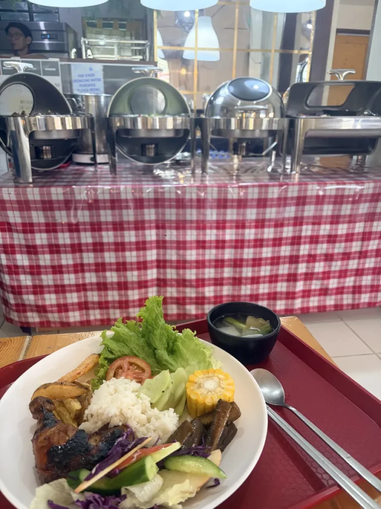 필리핀 바기오 JIC어학원 식당 배식대 앞 치킨 식판