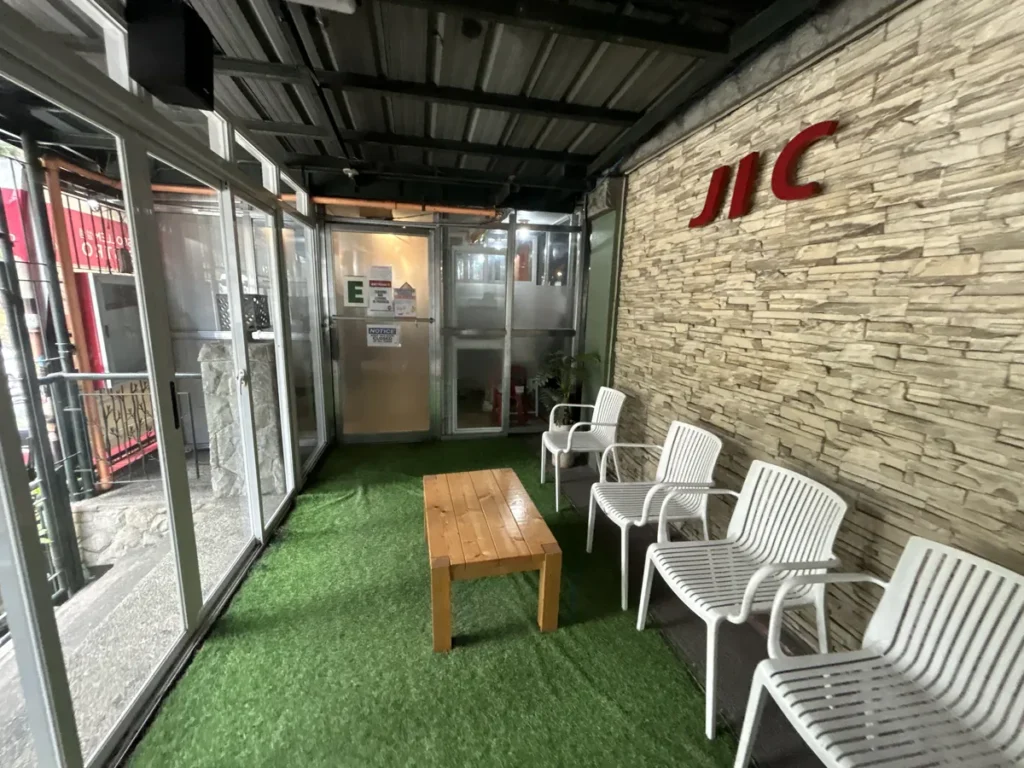 필리핀 바기오 JIC어학원 인조잔디 로비 흰 의자 대기 공간