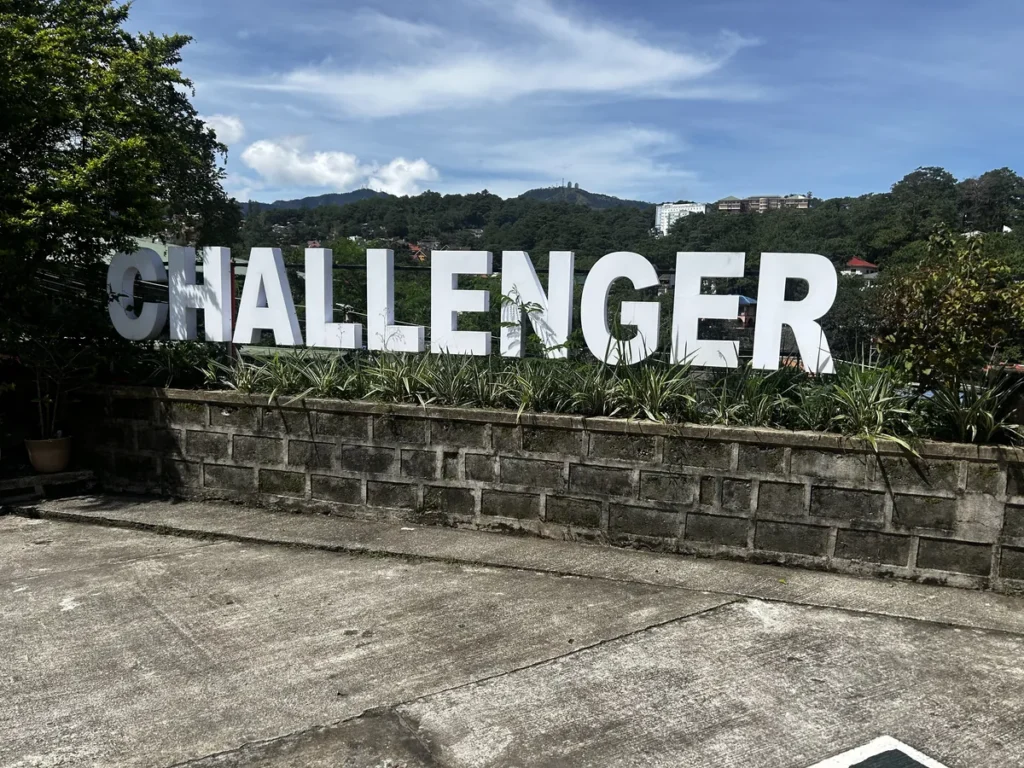 필리핀 바기오 JIC어학원 옥상 CHALLENGER 조형물과 산 전경