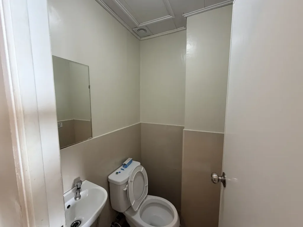 필리핀 바기오 JIC어학원 기숙사 흰색 벽 변기와 세면대 욕실