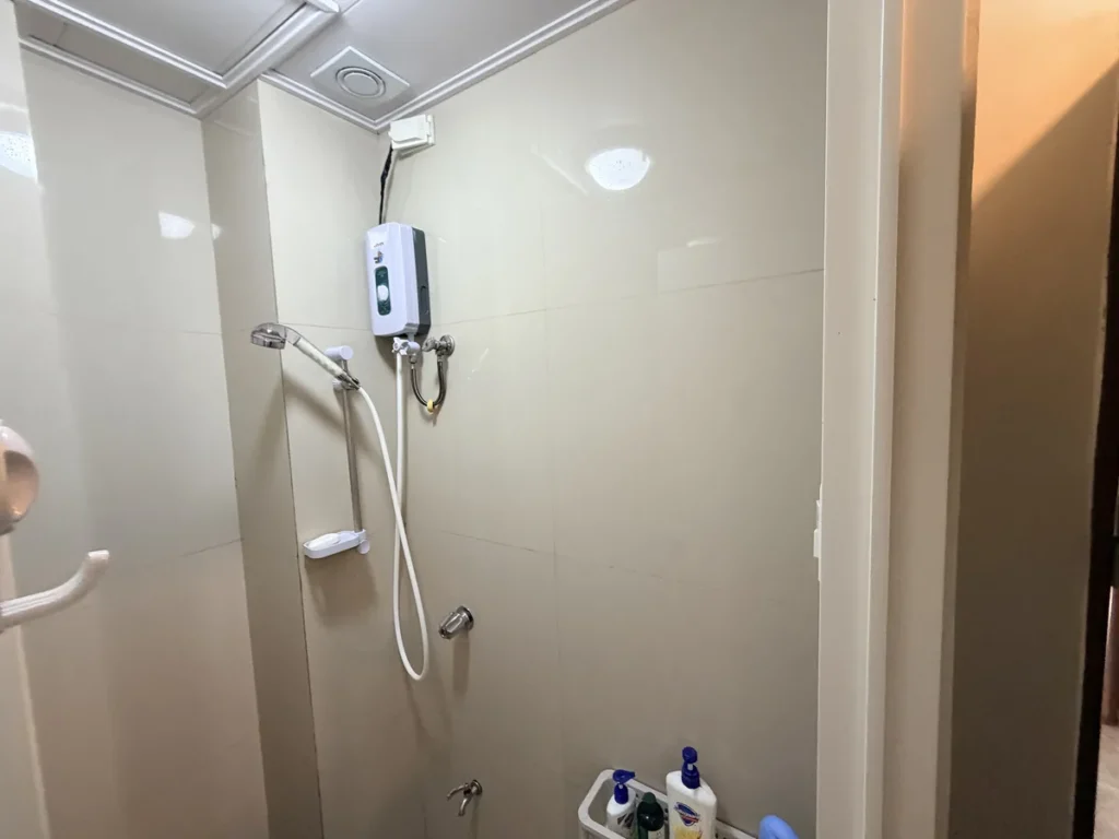 필리핀 바기오 JIC어학원 기숙사 온수기 샤워기가 설치된 샤워 공간
