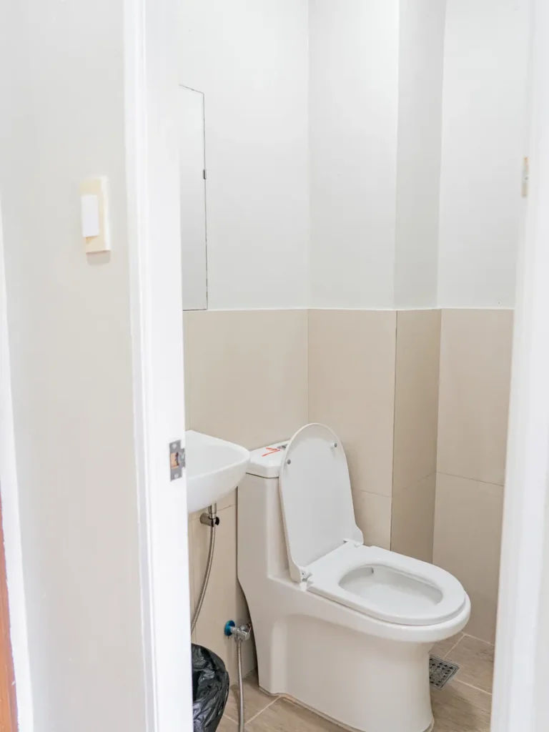 필리핀 바기오 JIC어학원 기숙사 흰 벽 변기와 세면대 욕실