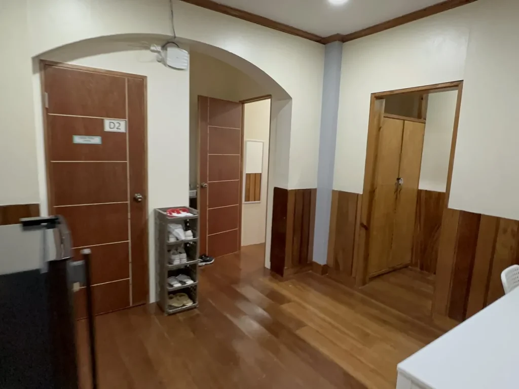 필리핀 바기오 JIC어학원 기숙사 2층에서 내려다본 중앙 계단과 홀